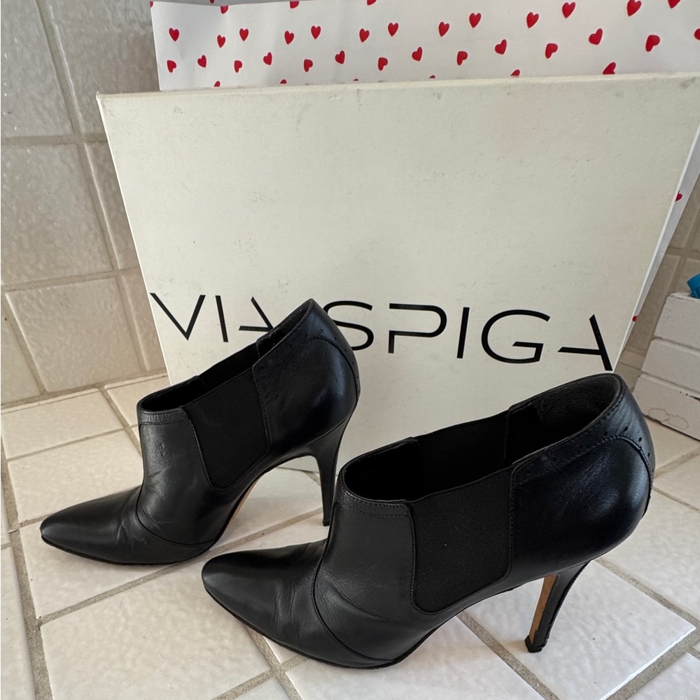Manolo Blahnik Black Pointed-Toe Leather Ankle Booties - Women - Picture 3 of 8